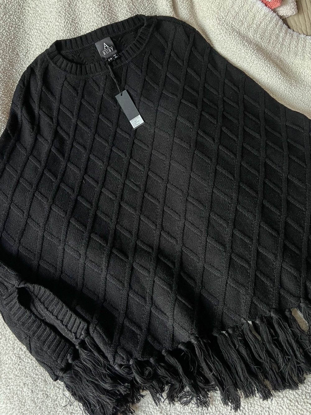 NWT black textured pattern fringe women’s shawl poncho